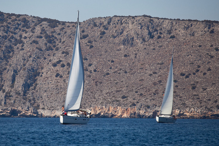萨罗尼克湾，希腊9 月 23 日 船的奥帆赛期间的竞争对手viva 希腊 2012 在 2012 年 9 月 23 日在