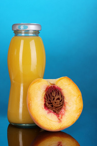 在瓶和多彩背景上的它旁边桃美味桃汁
