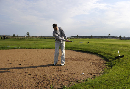 高尔夫球手的击球砂图片