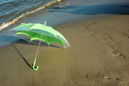 在海滩上的绿伞