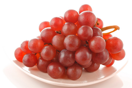红提葡萄在白色隔离