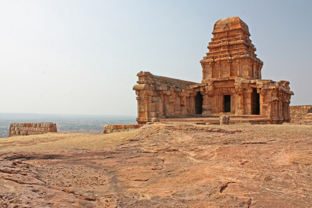 艾特巴达米 邦 印度，亚洲在洛基山和洞穴寺庙堡