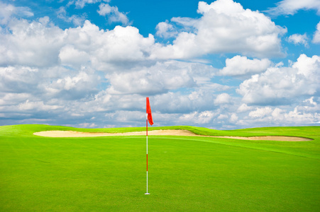 多云的天空背景绿色高尔夫球场