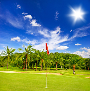 高尔夫球场与棕榈树在蓝色多云的天空