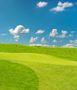 高尔夫球场。美丽的绿色风景与蓝蓝的天空