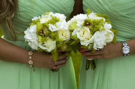 在绿色的婚礼花束的伴娘