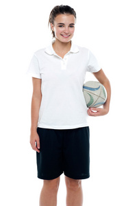 运动年轻女孩拿着一个橄榄球球