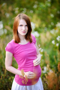 室外的一个怀孕的女人肖像