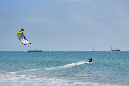 在海滩上的 kitesurfer