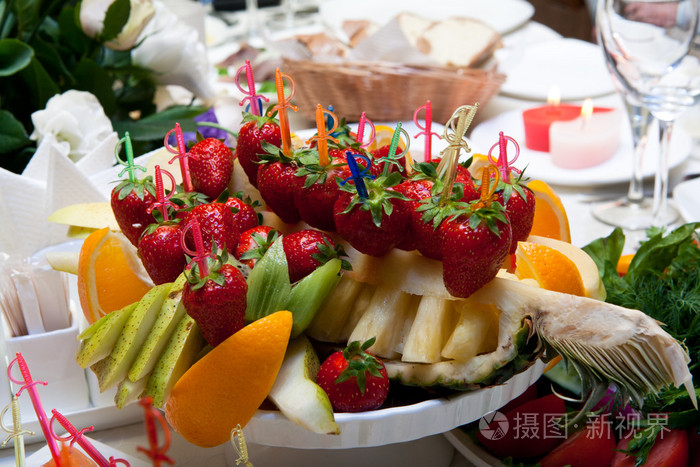 餐厅桌上的水果盘