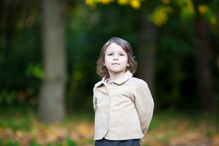 秋天公园的可爱婴儿女孩的肖像