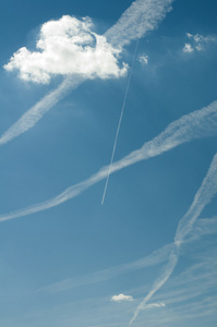 飞机和天空的云彩的痕迹