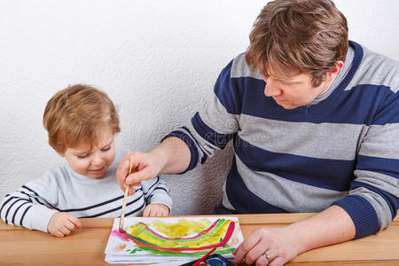 父亲和两岁的小男孩在画画