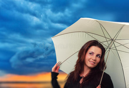 雨天撑伞的女人