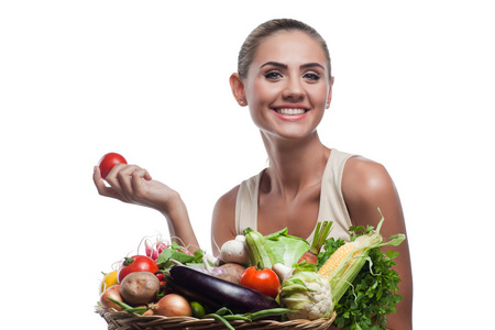 女人控股篮配菜。概念素食主义者节食
