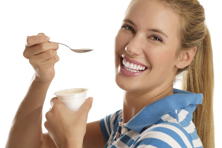 年轻女子吃酸奶