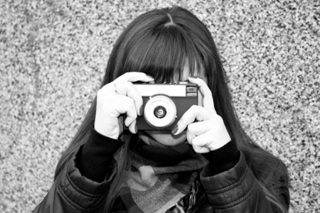 一个女孩在照相机上拍摄的图片