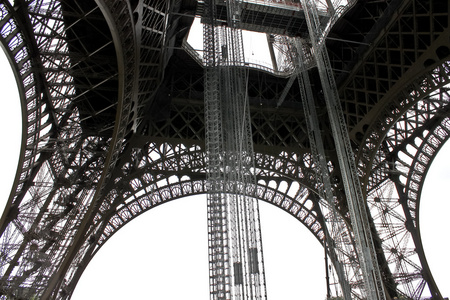 透雕交织埃菲尔铁塔。巴黎。法国