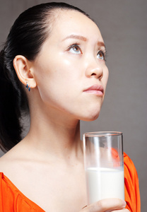 一杯牛奶的年轻女人