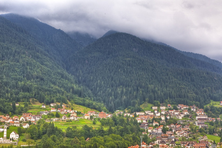 在一个阴天的山村