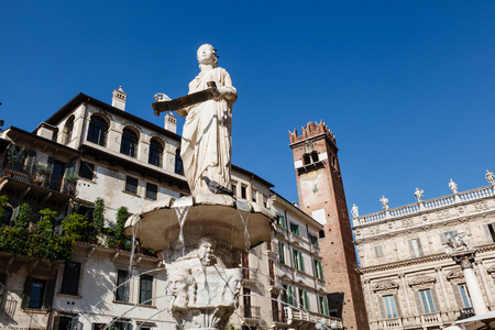 喷泉和麦当娜在维罗纳露天广场阿尔厄布上的雕像 v