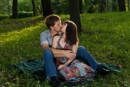 亲吻浪漫野餐的年轻夫妇