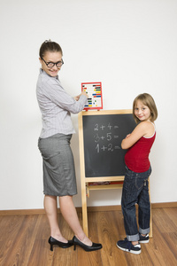 一个快乐的老师帮助她的学生来计算