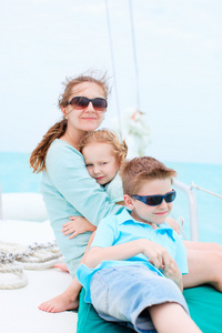 母亲和孩子们在豪华游艇