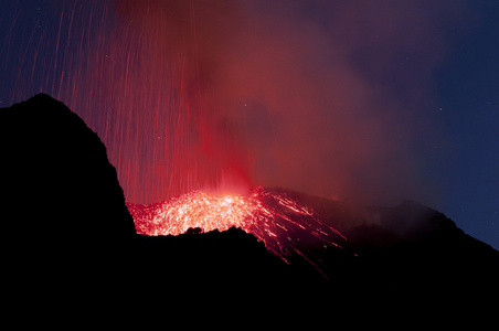 晚上的喷发，火山龙博