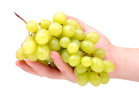 串在手中的绿色葡萄