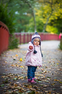 在金色的秋天公园婴儿女婴