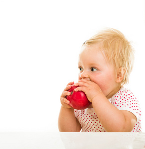 可爱的婴儿女孩学习用勺子吃饭