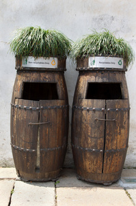 在中国的木制垃圾箱图片