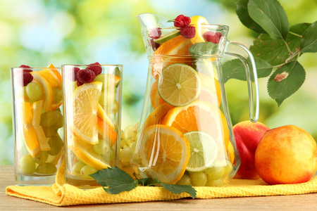 jar 及柑橘类水果和覆盆子，绿色背景上的戴眼镜