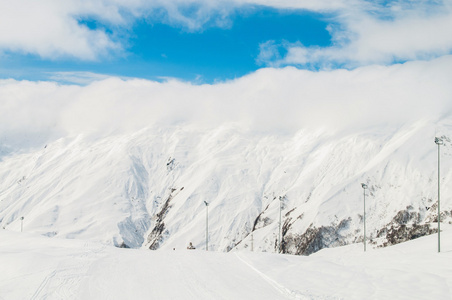 在明亮的冬日雪山山脉