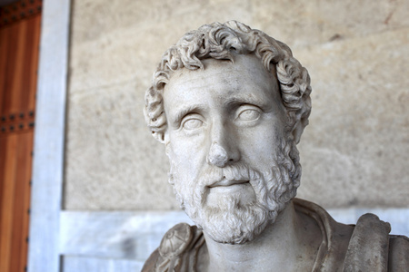 雕塑的罗马皇帝安东尼努什皮乌斯