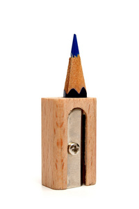 在垂直站立的铅笔卷笔刀削铅笔图片