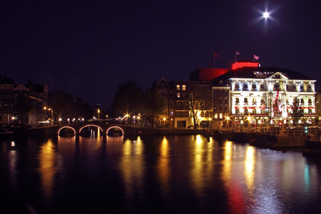 城市风景从阿姆斯特丹之夜在荷兰