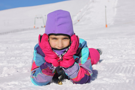 女孩躺在雪地上