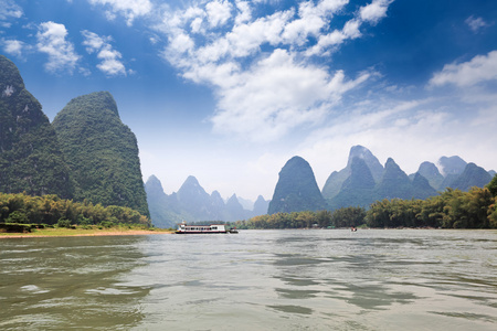 风景秀丽的漓江岩溶山区图片