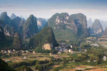 中国乡村风光的喀斯特山区