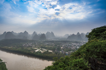 阳光透过云层与喀斯特山风景