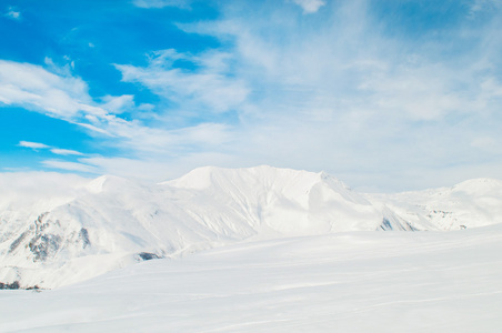 在明亮的冬日雪山山脉