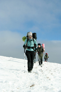 徒步旅行者在雪森林行走