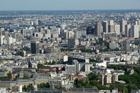 在白天城市天际线。巴黎法国