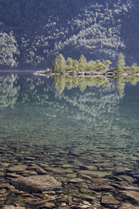 夏天挪威的性质。山 湖泊。雾和云，精细的纯净水中的几点思考