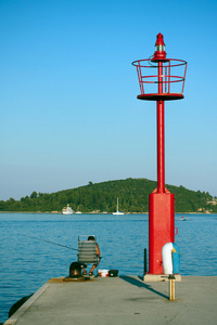 红色灯塔和一个捕鱼人