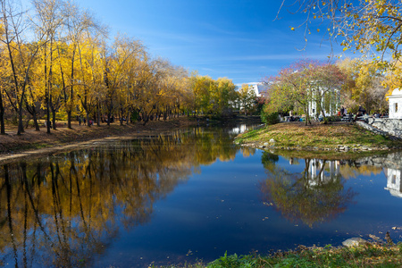 haritonovsky 花园的池塘
