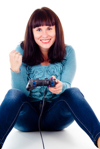 一个女孩在玩视频游戏，欣喜胜利