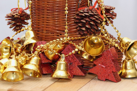 金铃铛和圣诞树形蜡烛